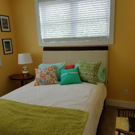 Artsy Downtown Charlevoix Apt! Walk  to 2 Lakes, Marina. Free Parking. 5 Star