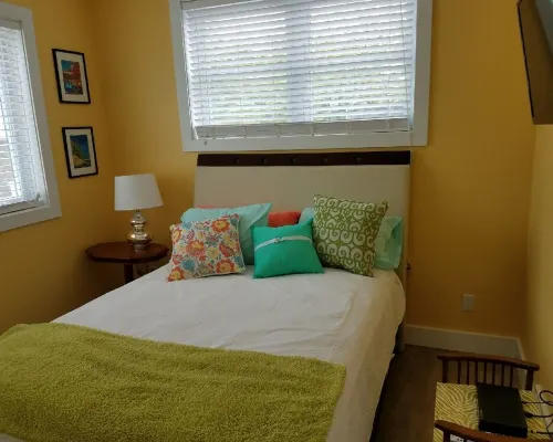 Artsy Downtown Charlevoix Apt! Walk  to 2 Lakes, Marina. Free Parking. 5 Star Hotele w: Charlevoix