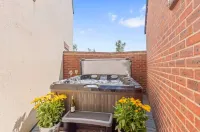 Luxury 5 bed House with Hot-tub near Bicester Village