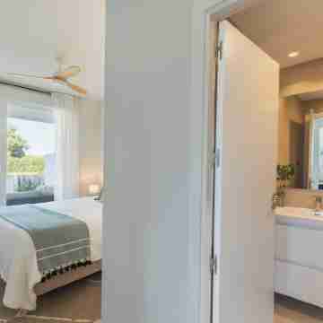 Luxury ground-floor apartment with private garden, just 3 minutes from the beach Rooms