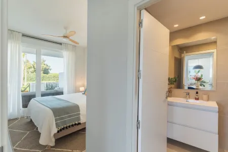 Luxury ground-floor apartment with private garden, just 3 minutes from the beach