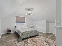 Modern Cozy Retreat Hotels in Clawson