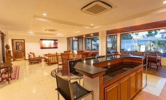 CoconutPalmsJacuzzipoolhugeproperty v136