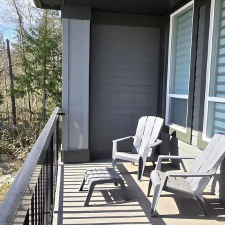 Designer Zen Villa, Premium Coquitlam Stay, Near Nature, Minutes to Transit