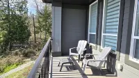 Designer Zen Villa, Premium Coquitlam Stay, Near Nature, Minutes to Transit