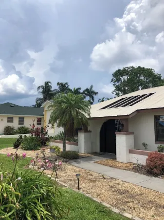 CHARMING! 3-bedroom house with Pool, WiFi, AC in marvelous Fort Myers near beach