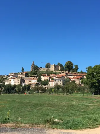 Apartment with view of the ancient castle of Viverols Отели в г. Вивроль