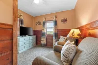 Rustic charm/Cozy comfort-1-bedroom cabin/Ozark view nestled by Bull Shoals Lake