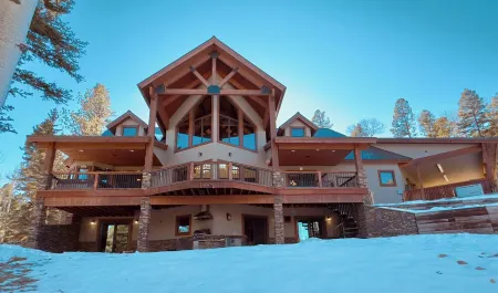 Sleeps 22 Hot Tub  3 Car Garage Sauna Gym