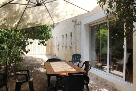 Large garden with swimming pool. Отели в г. Сен-Жели-дю-Феск