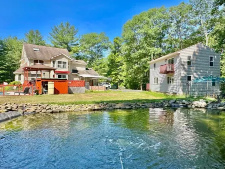 Charming 3-bedroom guest cottage in tranquil Effort with AC,Hot tub, Pool, Steam