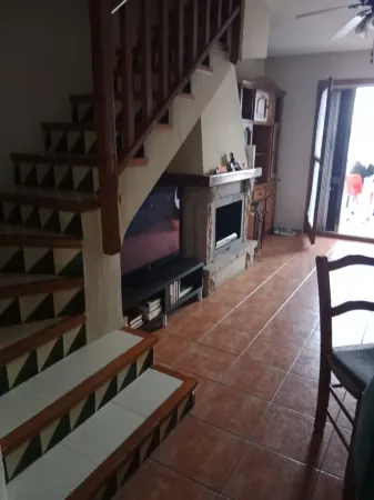 Casa Adosada con Piscina Comunitaria y Jardín a 5 Minutos en Coche de las Playas Отели в г. Торредембарра