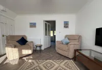 Annie's Hideaway - Coastal Holiday let. Hosts up to 4 guests. 2 bedrooms.