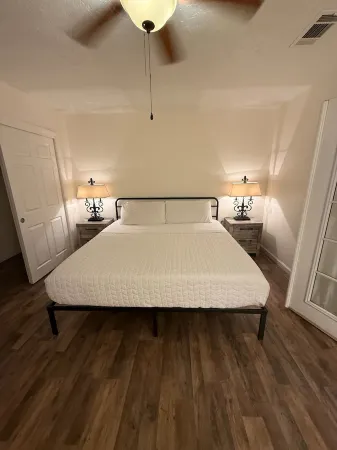 Cozy private suite in pleasant Rio Rancho with AC, WiFi, TV