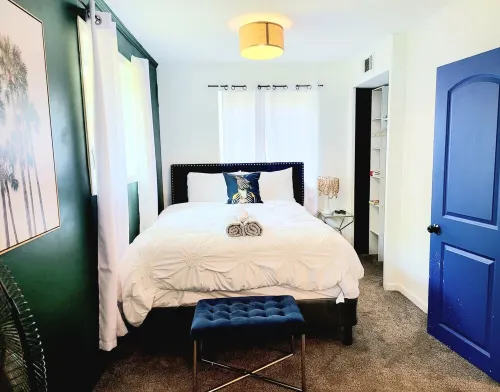 Tropical vibes/Hot tub/NEW BEDS Gated backyard/Pool Table/Gazebo/Garden/Fire Pit Hotels in East Griffin