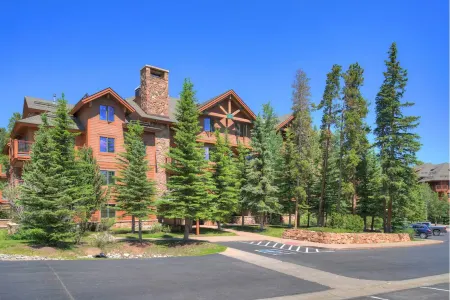 Mountain Thunder Condo • Ski-In/Out by Gondola & Resort Hot Tub