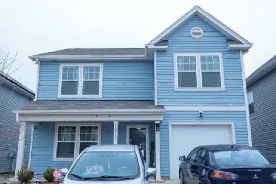 4-bdrm/3-ba home with WiFi, fenced yard, AC & washer/dryer. 20 mins to Charlotte