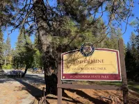 Adorable house walking distance to town-comfy private back patio