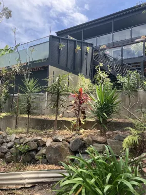 OCEAN SUNRISES-AVOCA  BEACH-Ocean & lake views, birdlife, 2 min drive to beach Hotels in Avoca Beach