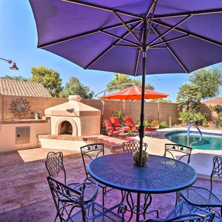 Elegant Peoria Home with Putting Green and Fire Pit