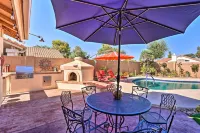 Elegant Peoria Home with Putting Green and Fire Pit - موقف سيارات