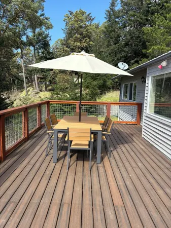 Orcas-Beautiful Modern Home- Large New Deck- Water View- Privacy- Dog Friendly Отели рядом с достопримечательностью «Summit Learning Center»
