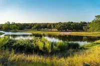 Luxurious Lake Park House: Sleeps 25, Pool, Hot-Tub, Firepit and Game Room! Hotels in Travis County