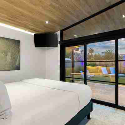 4Br Modern Smart Home - Walk to Old Town w/ Heated Plunge Pool & Fire Features Rooms