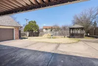 The Flag House: Updated and Central to Everything Hotels in South Tulsa - Woodland Hills