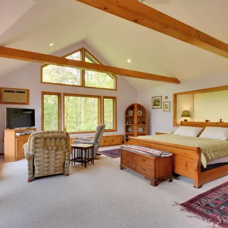 Peaceful Bedford Escape: Deck & Stunning Views!