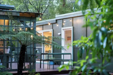 Olive-Nature haven, outdoor bath, artistic cottage, 5 mins to Hyams Beach Отели в г. Олд Эровал Бэй