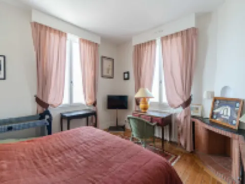 The Benervilloise villa with its feet in the water