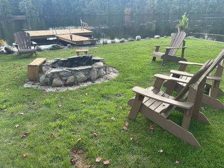 Beautiful Lakehouse getaway. Something for everyone for all seasons Отели рядом с достопримечательностью «Summer Villa»