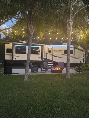 “Glamping”on 10 acres… to Lakewood Ranch and Close to Sarasota Scenes. Hotel a Manatee County