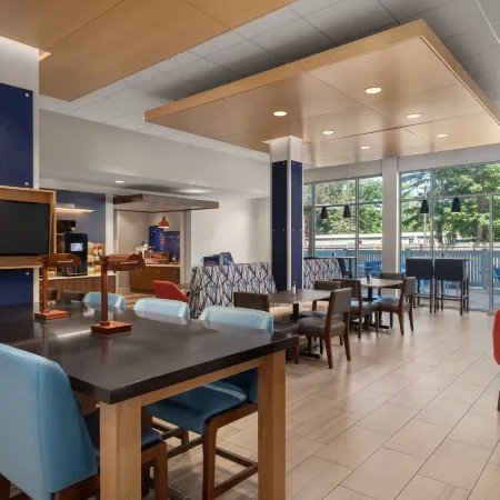 Holiday Inn Express & Suites QUEENSBURY - LAKE GEORGE AREA by IHG