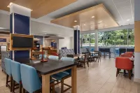 Holiday Inn Express & Suites Queensbury - Lake George Area Hotels in Argyle