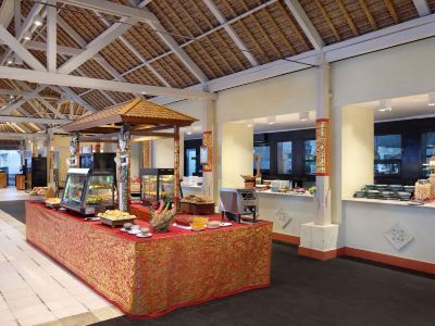 レストラン メルキュール リゾート サヌールの写真