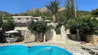 Spacious Apartment with Communal Pool Near the Sea - Villas