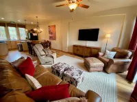 3bd/2.5bth Townhome w/attached garage + Arcade game - Walk to free bus stop