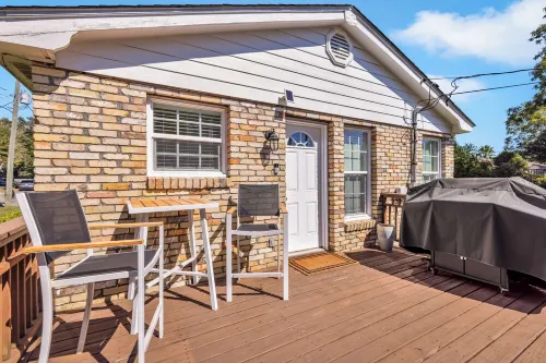 Charming Coastal Retreat: Your Cozy Haven Near the Beach Hotels in Gulfport