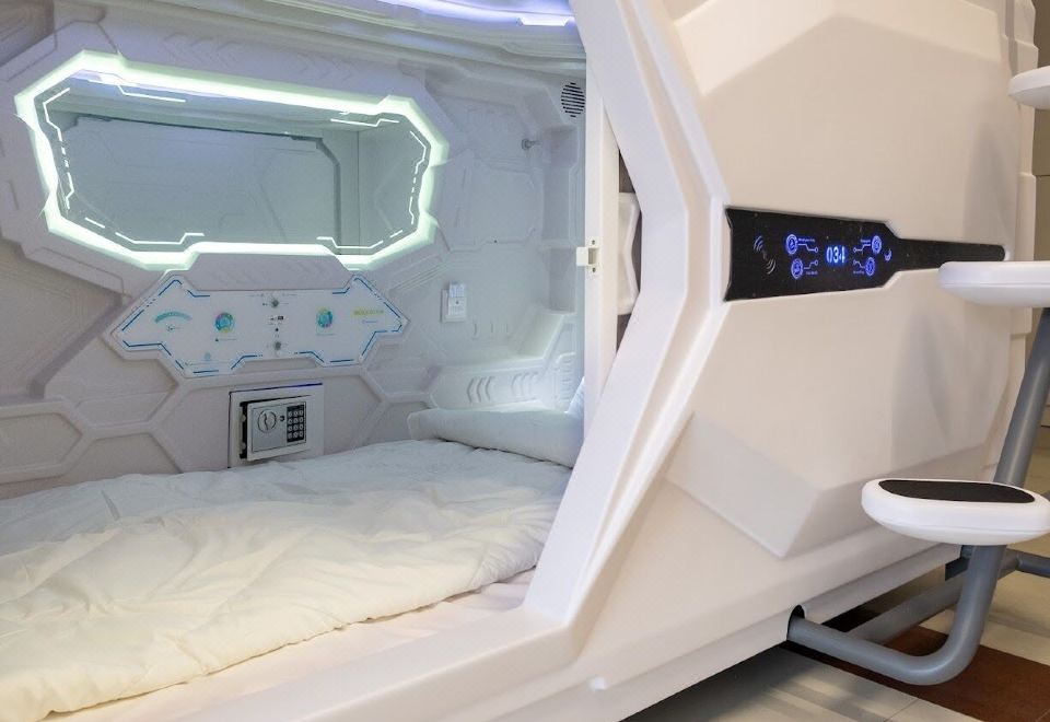 캡슐 호텔의 공용 라운지 공간 이미지