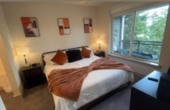 Riverwalk Luxury Condo Steps to DT Free Parking