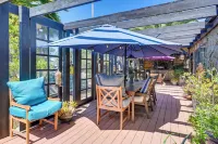 Bohemian Wonderland: Benicia Bungalow w/ Pergola! - 3 stjerner