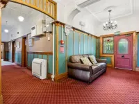Manor on the Park Backpackers Hotels near St. Clair Beach