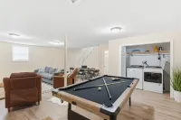 Poconos Oasis with hot tub, Game RM, & Fire pit. 8 min from Bushkill & Shawnee