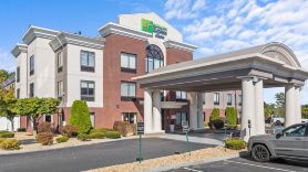 Holiday Inn Express & Suites MANCHESTER-AIRPORT by IHG