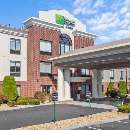 Holiday Inn Express & Suites MANCHESTER-AIRPORT by IHG