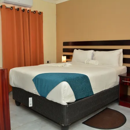 Three Tree Hotel Отели в г. Маун