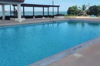 2-Bed Villa Sleeps 4 with Pool & Parking - piscina