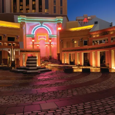 Loews New Orleans Hotel Отели рядом с достопримечательностью «Конференц-центр Morial»